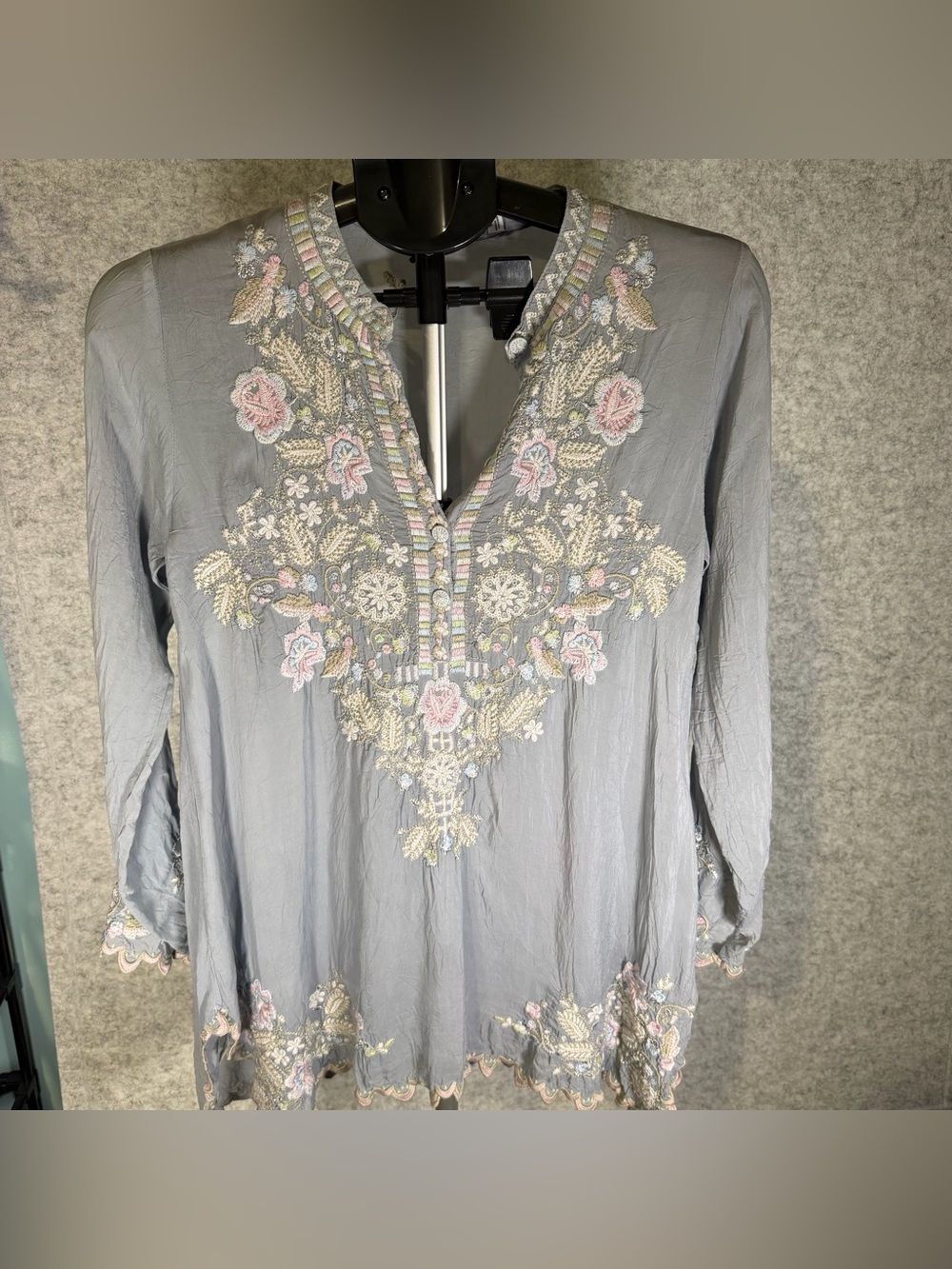 Johnny Was Light Gray Embroidered V-Neck Tunic with Pastel Floral Detail Size XS